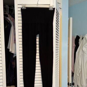 Black leggings- one size
Never worn